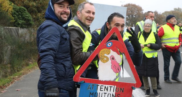 Gilets Jaunes La Marée Jaune Attendue Sur Le Champ De Mars