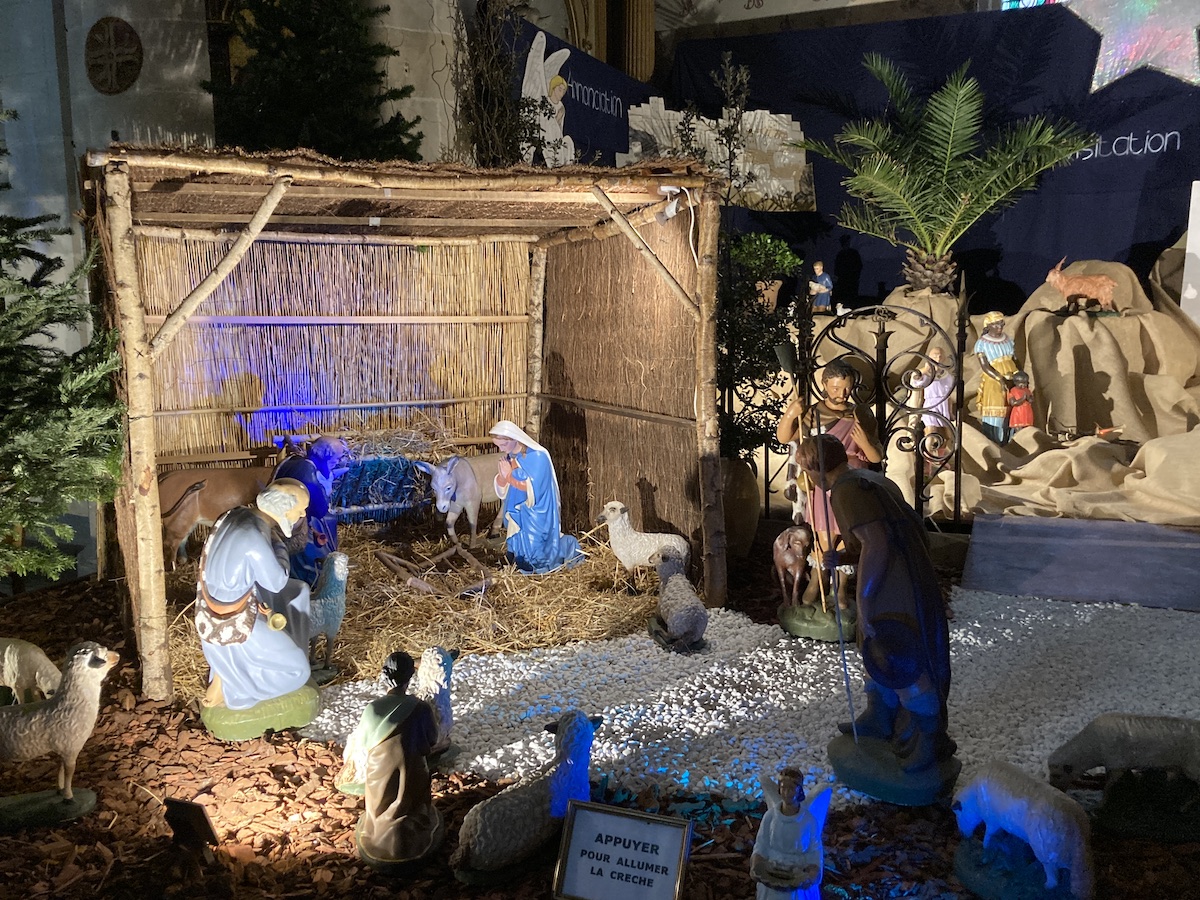 Les Sables d’Olonne Vendée. La crèche de Noël à Notre-Dame de Bon Port avec la colombe de Marie 