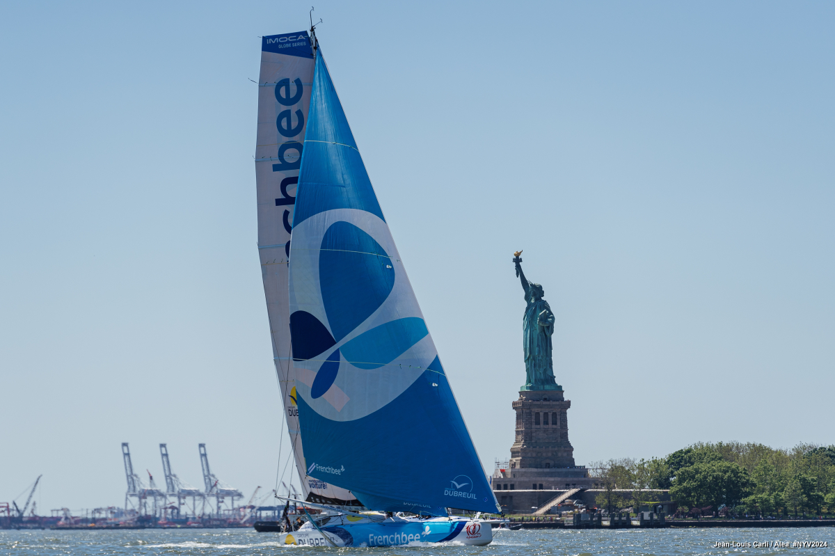 Vendee New York.  PHOTOS Sébastien SIMON in absolute FREEDOM (Les Sables-d’Olonne Editor)